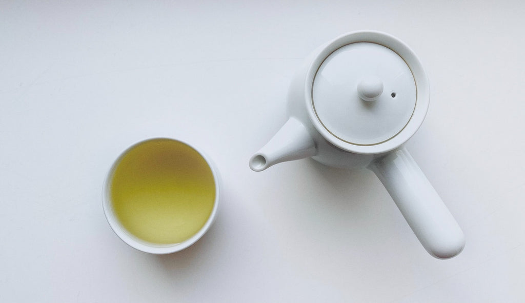 White Teas: Types and benefits of drinking it.